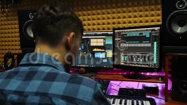 音乐家音响工程师工作在录音室与显示器和均衡器混合齿轮在屏幕上。 <strong>编剧</strong>混编和